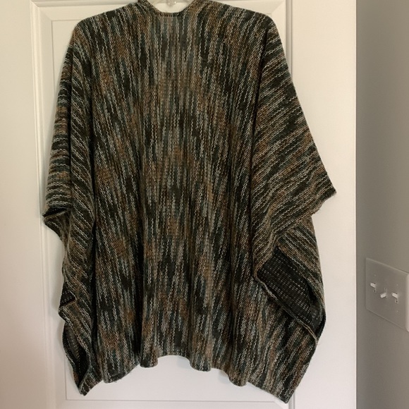 Women’s cape, one size, lightweight, beautiful fall colors - Picture 4 of 4